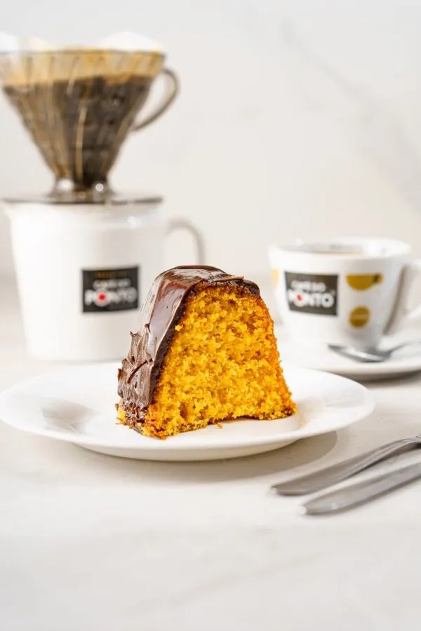 Bolo de cenoura com chocolate